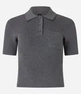 Blusa gris de punto acanalado con cuello polo, manga corta, botones en el cuello y bolsillo en el pecho.