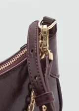 Bolso tipo baguette color beige, con asa corta de cadena dorada y cierre de cremallera superior.