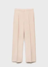 Pantalón de vestir color beige, de corte recto, con bolsillos laterales y cierre frontal con botón, gancho y cremallera oculta.