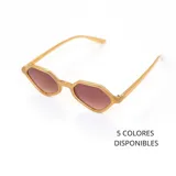 Lentes de sol con marco geométrico color miel y lentes marrones degradé.