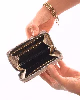 Billetera de cuero color gris topo con cierre perimetral y logo de la marca grabado en el frente.