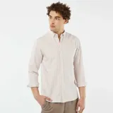 Camisa de vestir a rayas verticales color rosa y blanco, de corte clásico, con cuello abotonado y mangas largas con puños abotonados.