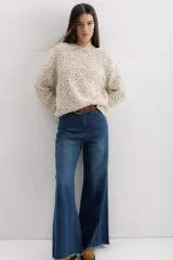 Sweater color crudo de tejido crochet con mangas largas.