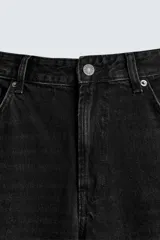 Pantalón de jean celeste de corte flare, con tiro medio, cinco bolsillos, cierre frontal con cremallera y botón, y bajo con acabado irregular.