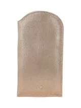 Estuche dorado con textura tipo piel de reptil y forma rectangular con esquinas redondeadas.