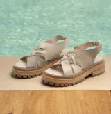 Sandalias de cuero vacuno color marrón, con tiras anchas cruzadas en el empeine, elástico en el talón y doble suela de goma deportiva.