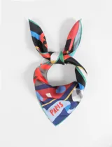 Pañuelo cuadrado de poliéster con estampado abstracto multicolor con figuras de animales y la palabra 'Paris'.