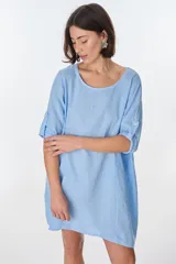 Vestido color fucsia de lino italiano, con cuello redondo, moldería oversize y bolsillos delanteros.