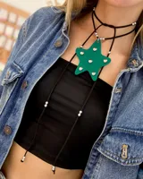 Gargantilla choker con doble tira de terciopelo negro y dije de acrílico verde en forma de estrella con incrustaciones de strass.