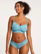 Soutien bralette de encaje floral celeste y micro tul, marca Montelle. Abrocha detrás en tres posiciones.