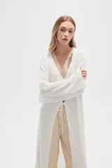 Saco largo de acrílico color blanco, con mangas largas y abertura frontal con lazo.