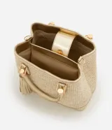 Cartera satchel mediana color dorado, con textura de paja, correa de mano, asa larga desmontable y detalle de tassel.