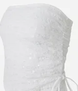Top sin breteles de lentejuelas color blanco, con escote recto y lazo fruncido en el lateral.