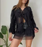 Short pollera negro con volados y cinturón con tachas.