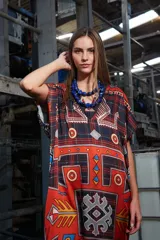 Túnica larga estampada con escote en V y tajos laterales. Diseño holgado y mangas cortas.