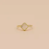Anillo dorado con forma de trébol de cuatro hojas con incrustaciones de nácar.