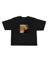 Remera negra de corte recto con estampa de Britney Spears y Madonna besándose.