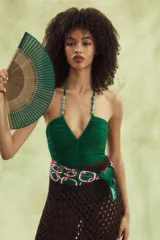 Falda larga color café, de tejido de punto calado con hilo metálico entretejido y corte recto.