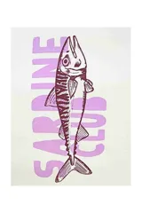 Remera color beige con estampado de un pescado y la frase "Sardine Club" en color lila.