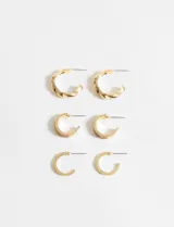Set de aros en diferentes tamaños con diseño brillante, elaborados con aleación de metales.