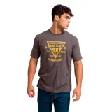 Remera gris de hombre con estampado amarillo en el pecho con el logo de Caterpillar y la leyenda "Centennial Celebration A Tractor Co. Est. 1925 Hard Work Caterpillar".