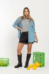 Camisa de denim azul con corte holgado y botones frontales.
