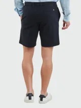 Bermudas de corte regular marca BOSS modelo Kane, color azul oscuro. Confeccionadas en tejido de algodón elástico, presentan un diseño clásico tipo chino con bolsillos laterales y cierre frontal con botón y cremallera.