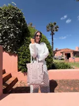 Bolso tote grande color beige claro con detalles y asas en cuero sintético marrón.