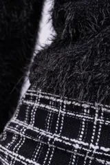 Minifalda negra con estampado de cuadros blancos.