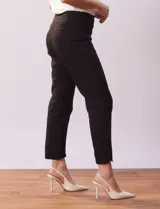 Pantalón negro de gabardina elastizada con pretina ancha elastizada, bolsillos delanteros simulados, bolsillos traseros aplicados y ruedo calado.