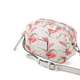 Bandolera rectangular de símil cuero con estampado floral multicolor. Tiene correa regulable, acceso con cierre, un bolsillo interno con cierre y otro abierto.