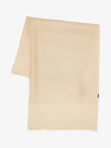 Bufanda color crema con trama brillosa y textura rígida.