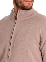 Sweater color café de tejido de punto, con cuello alto, cierre frontal completo y mangas largas.