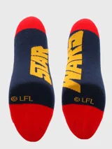 Calcetines largos de algodón azul marino con puño, talón y puntera en rojo. Diseño estampado con cazas TIE Fighter amarillos y lunares de colores.