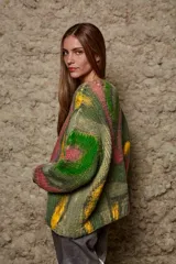 Sweater de lana tejido y pintado a mano en Uruguay, de calce holgado, con cuello a la base y puños.