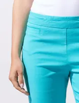 Pantalón recto verde esmeralda de gabardina elastizada, marca Zac & Rachel. Tiene pretina ancha con faja interna modeladora, bolsillos simulados en la parte delantera y bolsillos ojal en la parte trasera.