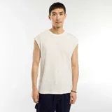 Musculosa blanca de algodón con textura de canalé y corte recto.