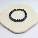 Pulsera elástica con cuentas de sodalita azul de 8 mm de diámetro y separador de acero hipoalergénico.