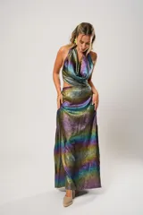 Vestido largo de fiesta con estampado camaleónico multicolor, escote halter y espalda descubierta.