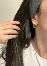 Par de aros tipo argolla de acero inoxidable dorado con acabado PVD de titanio.