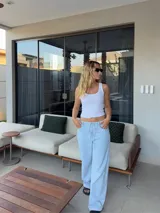 Pantalón de jean celeste con corte wide leg y bolsillos delanteros y traseros.