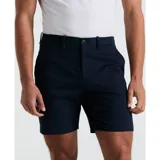 Bermuda de gabardina color azul marino, corte chino, largo a la rodilla.