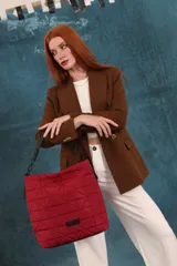 Cartera capitoneada color negro, con diseño geométrico y asa resistente. Amplia y cómoda, ideal para el uso diario.