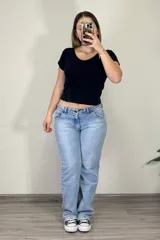 Pantalón de jean celeste de tiro bajo y corte recto.