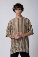 Remera tejida tipo crochet de corte oversize, con diseño de rayas en tonos marrón y beige.