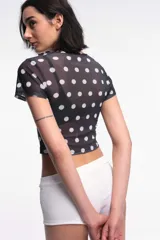 Top corto de microtul con estampado de leopardo en tonos grises.