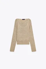 Jersey color beige de punto calado con efecto doble, cuello redondo y manga larga.
