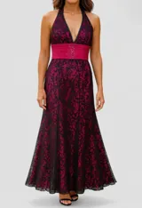 Vestido largo de fiesta color fucsia con encaje negro, escote halter y fajín fucsia con detalle de strass.
