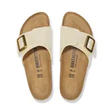 Sandalia Birkenstock modelo Catalina, color blanco aperlado, con hebilla dorada ajustable y plantilla anatómica de corcho y látex.