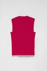 Top tejido fucsia sin mangas, con cuello redondo y corte ajustado.